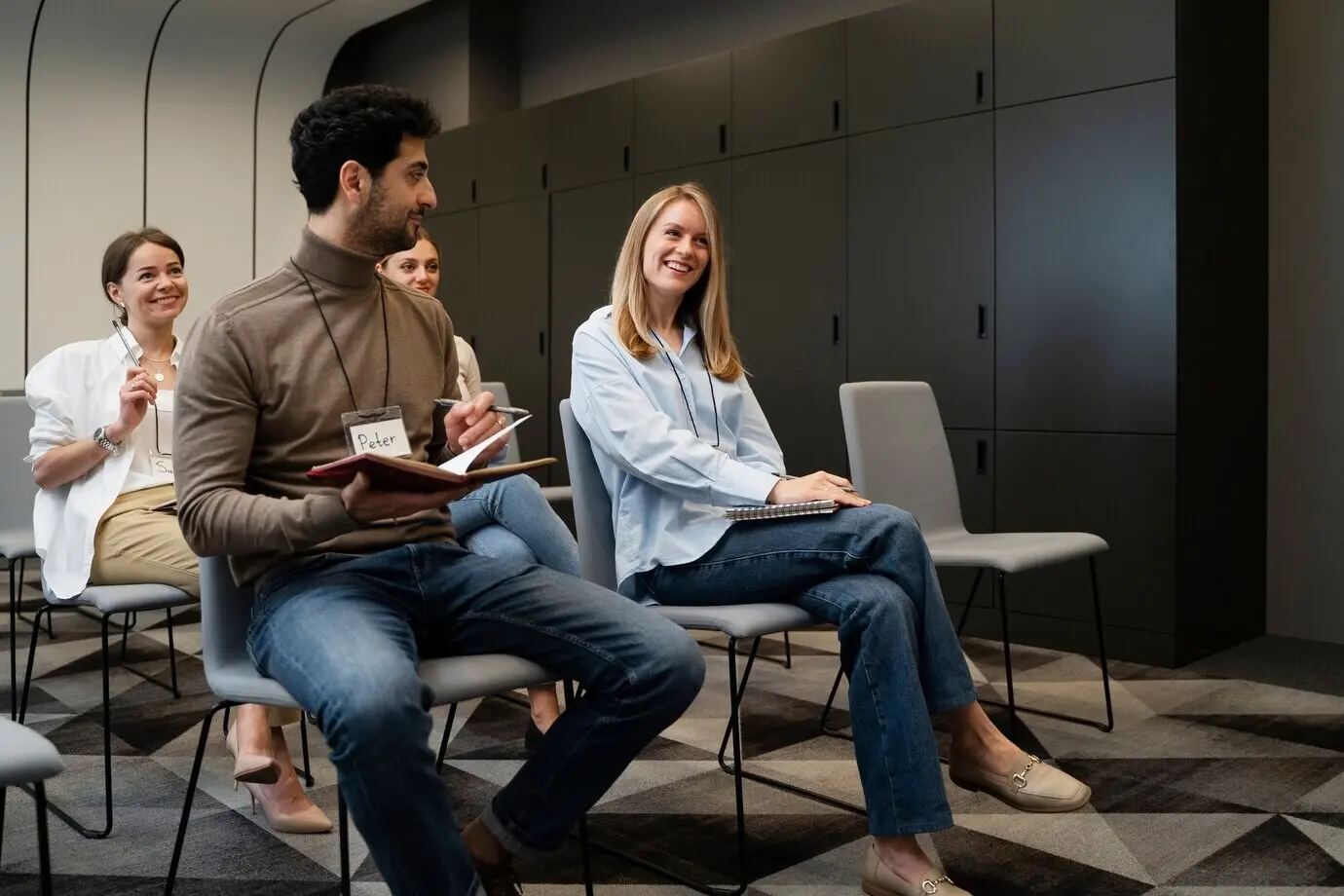 Selbstbewusste Geschäftsfrau, die in der Stadt arbeitet.