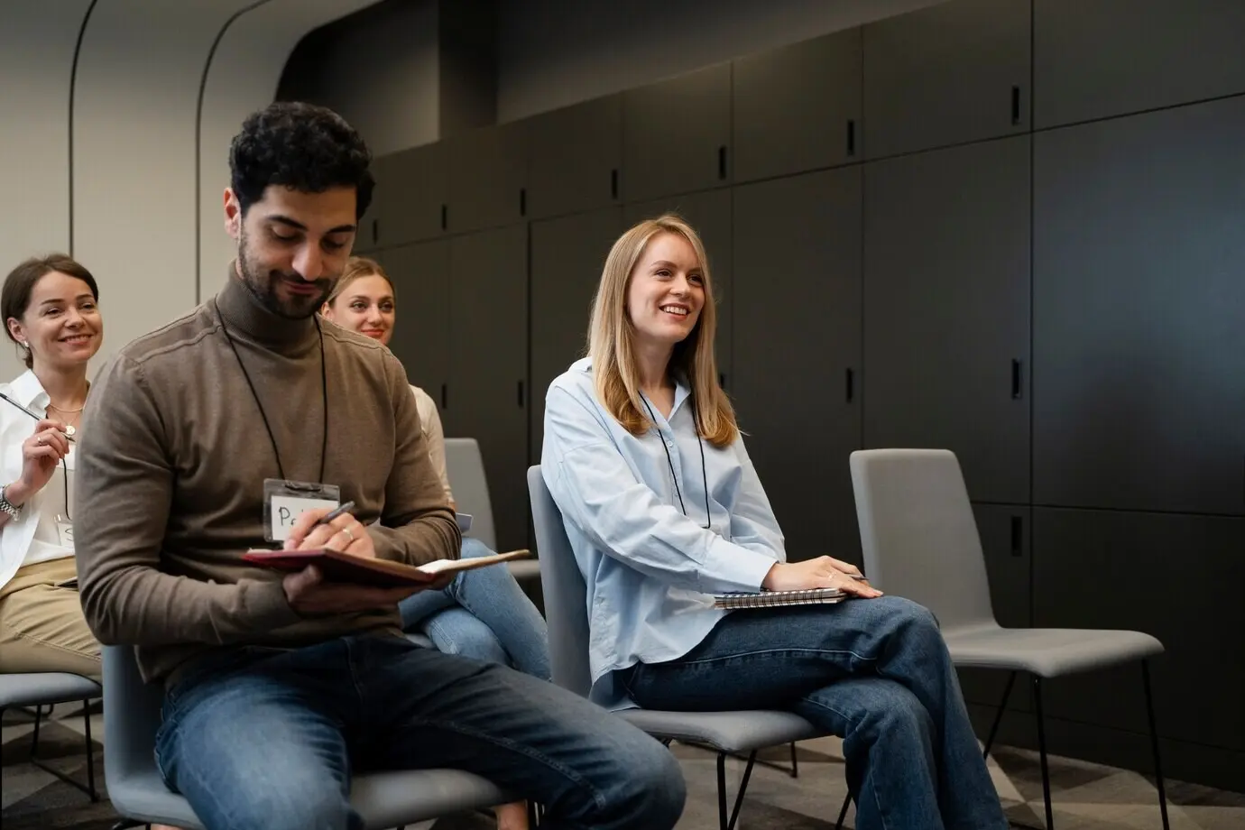 Selbstbewusste Geschäftsfrau, die in der Stadt arbeitet