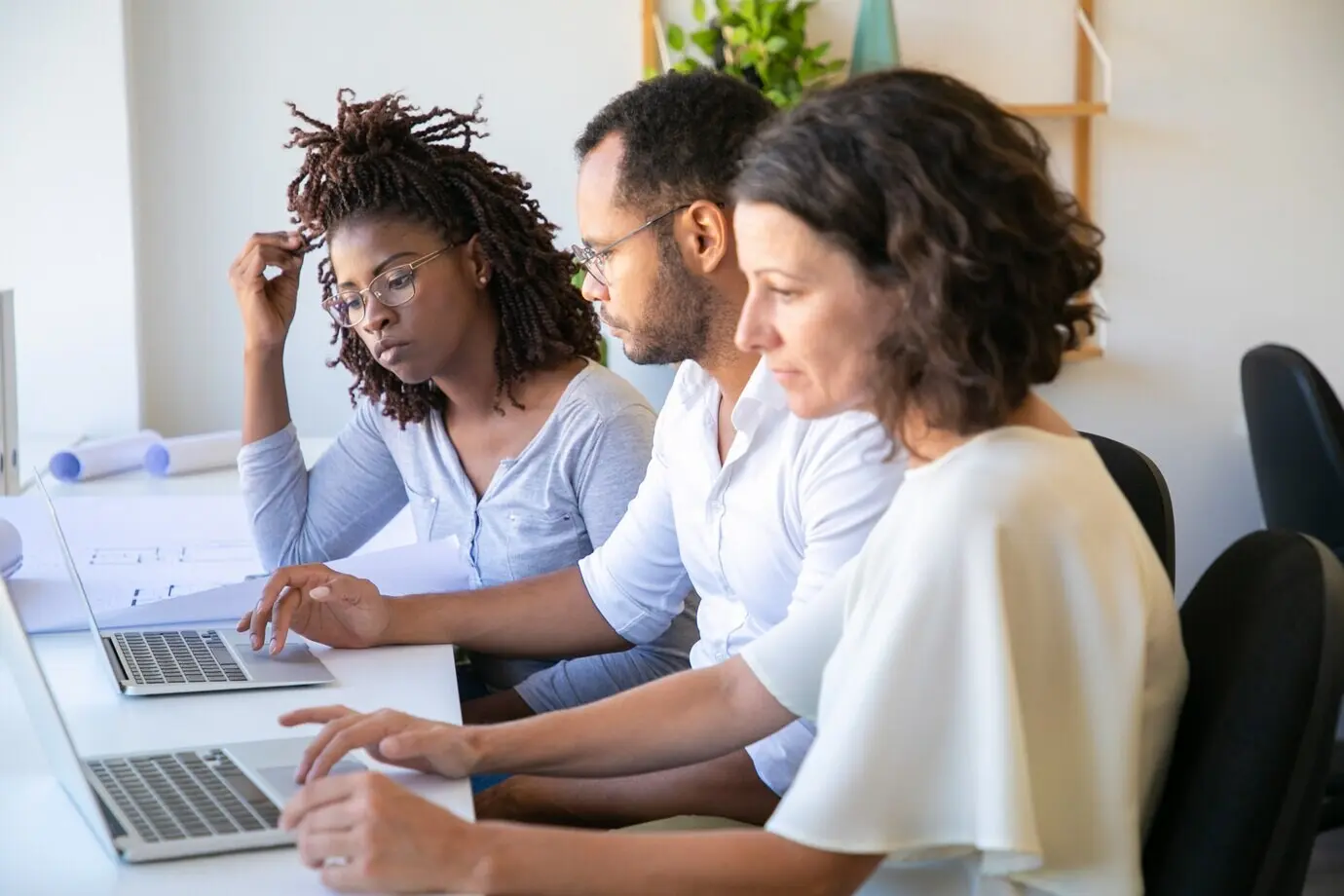 Selbstbewusste Architekten besprechen ein neues Projekt.